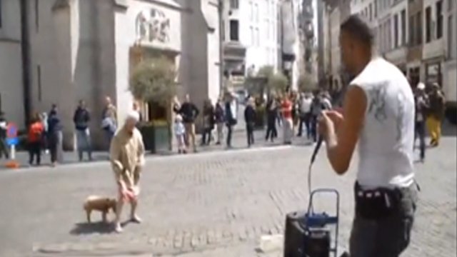 Yaşlı kadın beatbox ile karşılaşırsa...